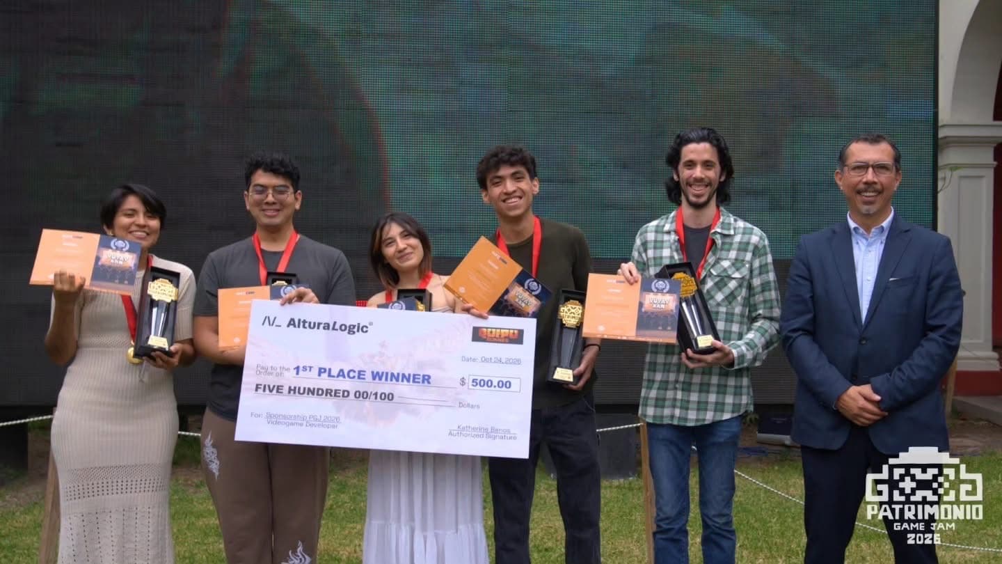 The Yuyay Ñan team, first place at Patrimonio Game Jam 2026, holding their trophies and the USD 500 Altura Logic prize check at the awards ceremony